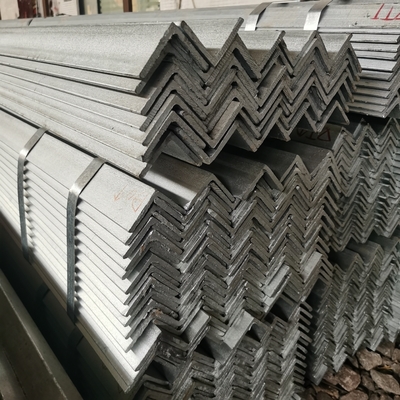 Warm gedompeld Q235 Q345 gegalvaniseerd hoekstaal gelijk bouwmateriaal Goede stabiliteit